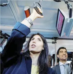  ?? Ansa ?? In autobus Virginia Raggi insieme al consiglier­e M5s, Enrico Stefàno