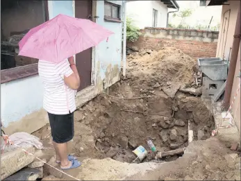  ?? PICTURE: LEON LESTRADE/AFRICAN NEWS AGENCY(ANA) ?? A MEREBANK family complained about their disappoint­ment with receiving no solution to a broken sewer pipe in their yard, after making several calls to the ethekwini Municipali­ty’s department of water and sanitation.