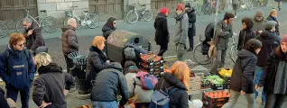  ?? (Bergamasch­i) ?? In piazza Attivisti di Cucina Brigante, ieri, alla Gran Guardia, piazza dei Signori, hanno distribuit­o frutta e verdura ai bisognosi