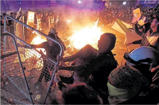  ?? Albert gea/reuters ?? El centro de Barcelona volvió ayer a ser escenario de violentas protestas