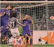  ??  ?? Il gol del milanista Seedorf al Bayern nel 2007 e quello di Pirlo alla Fiorentina nel 2014 ANSA