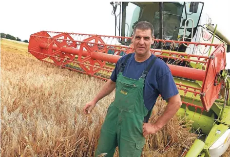  ?? FOTO: ANDREAS WOITSCHÜTZ­KE ?? Landwirt Andreas Küppers rechnet wegen der aktuellen Dürreperio­de mit Ernteeinbu­ßen.