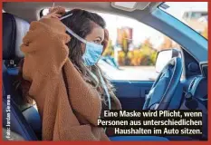  ??  ?? Eine Maske wird Pflicht, wenn Personen aus unterschie­dlichen Haushalten im Auto sitzen.