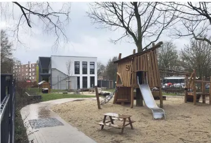  ?? FOTO: -NAU ?? Am Samstag feiert das DRK die Eröffnung seiner neuen Kita an der Carlo-mierendorf­f-straße in Weckhoven. Die wurde zweistöcki­g gebaut, um Platz zu sparen – und von der GWG gebaut, um das Gebäudeman­agement zu entlasten. Trotzdem hakt es beim Kita-ausbau weiterhin.