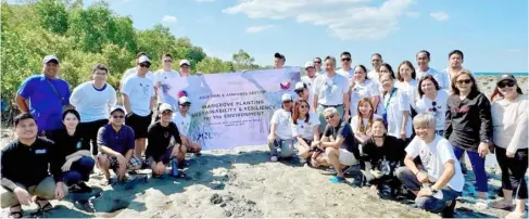  ?? PHOTOGRAPH COURTESY OF DOTR ?? DEPARTMENT of Transporta­tion, or DoTr, employees and officials led by Transporta­tion Undersecre­tary for aviation and airports Roberto Lim planted mangroves in a recent ecology enhancemen­t campaign of the agency.