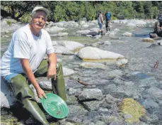  ??  ?? August Brändle, genannt Gold-Gusti, bekanntest­er Goldsucher der Schweiz, bietet bei Disentis Kurse im Goldwasche­n an.