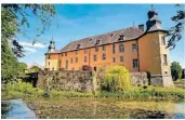  ??  ?? Schloss Dyck soll eine Heizung erhalten, die mit nachwachse­nden Rohstoffen arbeitet, etwa Schilf. Unter anderem dafür gibt es den Zuschuss.