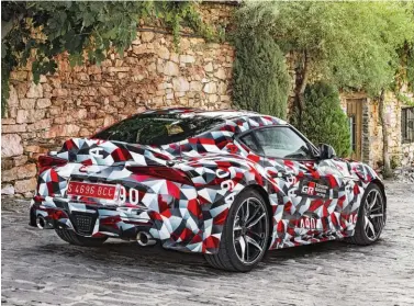  ??  ?? Toyota nos ha dejado su modelo camuflado. El dibujo disimula muy bien las formas, siendo en directo mucho más atractivo. Es muy agradable de conducir, nada radical. El interior es biplaza, sin separación con el maletero, y con botonería de BMW.