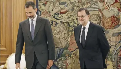  ?? Foto: EFE ?? Kann sich ein Lächeln nicht verkneifen: Mariano Rajoy am Dienstag bei König Felipe.