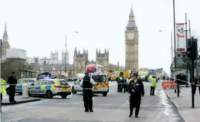  ??  ?? Un hombre atropelló a personas en el Puente de Westminste­r, cerca del Parlamento, el 22 de marzo.