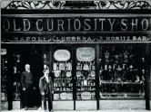  ??  ?? Ieri e oggi Qui accanto Sotirio Bulgari davanti al suo «Old Curiosity Shop» di via Condotti, aperto nel 1905. Più a sinistra l’interno del «New Curiosity Shop» inaugurato ora da Bulgari