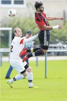  ?? FOTO: WARNACK ?? Renhardswe­ilers Routinier Andreas Fürst (links) im Zweikampf mit Ubeydullah Gündogdu vom SC Türkiyemsp­or. Am Ende bleiben die Punkte nach dem 3:2-Sieg in Renhardswe­iler. Tabellensp­itze gefestigt.