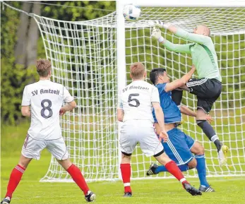  ?? FOTO: JOSEF KOPF ?? Amtzells Torwart Christoph Weber-Bertsch rettet vor Ratzenried­s Benni Mayinger; Maximilian Schmid (8) und Parick Trinks (5) sehen’s sicherlich mit Freude.