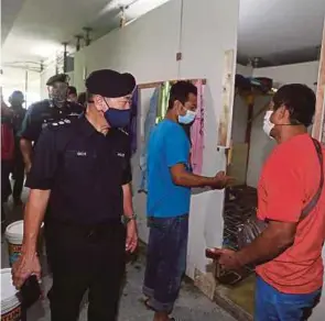  ?? (Foto Hairul Anuar Rahim/bh) ?? Ketua Polis Daerah Sentul, Asisten Komisioner Beh Eng Lai (kiri) meninjau rumah kongsi pekerja warga asing di tapak pembinaan kondominiu­m di Bandar Baru Sentul, semalam.