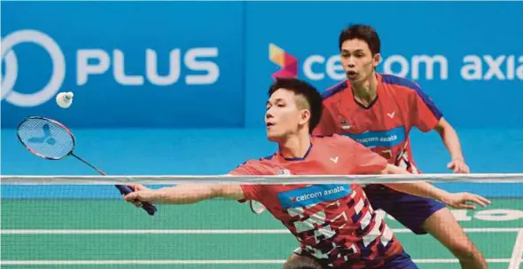  ??  ?? Chooi Kah Ming (right) and Low Juan Shen clinched their season’s first title at the Laos Internatio­nal Series on Sunday.