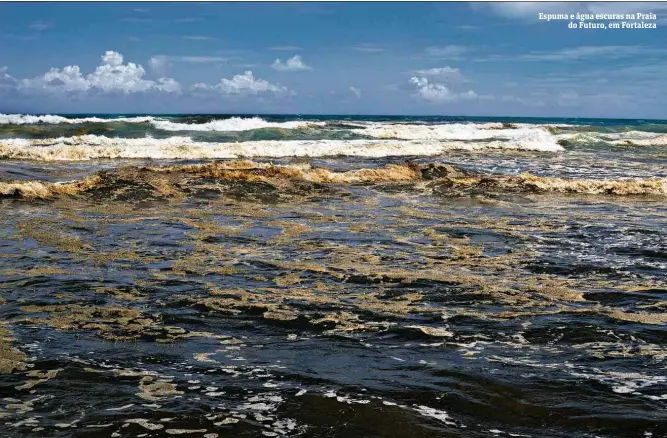  ??  ?? Espuma e água escuras na Praia do Futuro, em Fortaleza