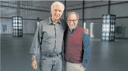  ??  ?? Cumbre de talentos. James Cameron y Steven Spielberg, juntos, en el episodio que se emitirá esta noche.