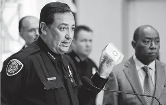  ?? Melissa Phillip / Staff file photo ?? HPD Chief Art Acevedo holds a kit of Narcan, an overdose reversal drug, in 2017. This month, the Harris County Jail became the second in the state to give the medication to departing inmates.