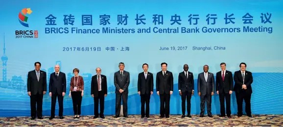  ??  ?? La Conférence des ministres des Finances et des banquiers centraux des BRICS à Shanghai le 19 juin 2017