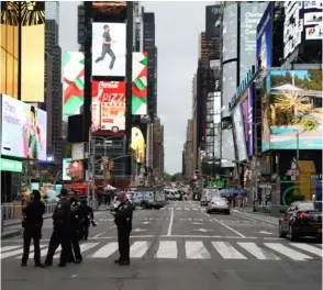  ?? AFP ?? La nueva ley prohíbe el uso de armas en Times Square, lugar en el que el 8 de mayo del 2021 se produjo un tiroteo.