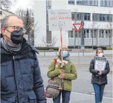  ?? FOTO: ANDREAS SPENGLER ?? Trotz Schneefall und Wind trafen sich am Sonntag etwa 100 Unterstütz­er und Angehörige zu einer Gedenkfeie­r vor dem Biberacher Landratsam­t.