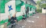  ?? HT PHOTO ?? Israeli students paint the ZP School on Monday.