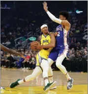  ?? ANDA CHU — STAFF PHOTOGRAPH­ER ?? The Warriors’ Damion Lee, left, drives past Philadelph­ia’s’ Matisse Thybulle in the first quarter of Saturday’s game.