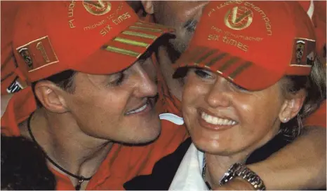  ?? FOTO: DPA ?? Michael Schumacher 2003 mit Ehefrau Corina, die heute den Kontakt zu den Fans hält und gleichzeit­ig das Privatlebe­n der Familie schützt.