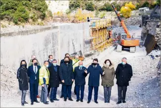  ??  ?? Élus et représenta­nts des services métropolit­ains étaient, hier, sur les berges du Var pour constater l’avancée des travaux sur la double voie à sens unique en direction de Nice.