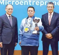  ??  ?? Bangko Sentral ng Pilipinas governor Benjamin Diokno, Citi Microentre­preneurshi­p Awards national winner Eduardo Azores and Citi Philippine­s CEO Aftab Ahmed.