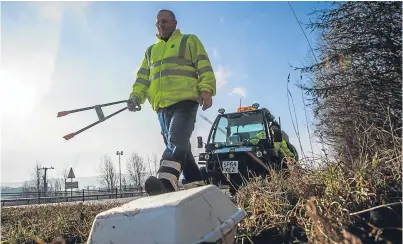  ?? Picture: Steve MacDougall. ?? Perth and Kinross Council workers clear up roadside litter.
