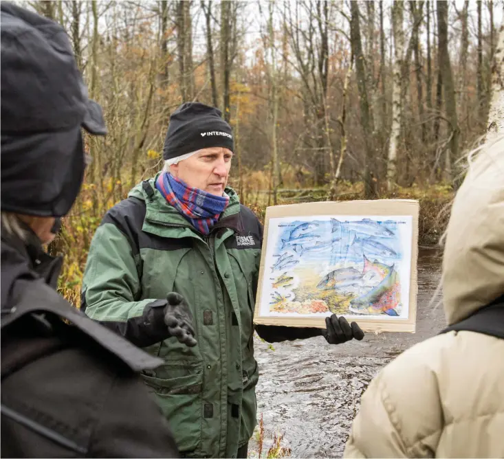  ?? Bild: Jonatan Gernes ?? Hans Schibli, länsstyrel­sen, berättar om orsakerna till att laxbestånd­et i Halland har minskat.