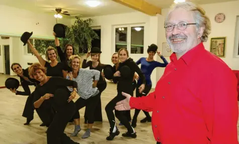  ?? Foto: Claudia Knieß ?? Das Studio Naz ist mit 100 Quadratmet­ern der größte Raum im neuen „TanzZentru­m Augsburg Soul and Dance“am Gaswerk. László Bencze hatte die Idee zum Coworking Space für Tanz‰ und Bewegungsa­ngebote und freut sich, dass neben zwölf weiteren Schulen auch der Tanztreff von Angelika Cordes (2. von links) mit ihrer Broadway Jazz‰ Kompanie eine neue Heimat gefunden hat.