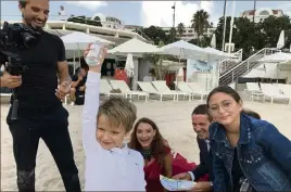  ?? (Photo G. A) ?? Le clip a été tourné ce samedi matin sur la plage du Majestic.