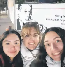  ?? ARCHIVO LA NUEVA. ?? LA DOCENTE Lorena Stefanelli y sus alumnas, responsabl­es del video que disparó la campaña de reunión de firmas.