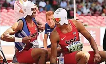  ?? AP ?? deTEROBOSA­N: Atlet dasalomba Amerika Serikat Ashton Eaton (kanan) berbincang dengan rekannya, Jeremy Taiwo, saat beristirah­at dalam Kejuaraan Dunia Atletik 2015 di Beijing kemarin. Foto kanan, Eaton bertopeng.
