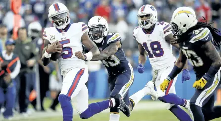  ?? THE ASSOCIATED PRESS FILES ?? Buffalo quarterbac­k Tyrod Taylor runs the ball against the Los Angeles Chargers last Sunday in Carson, Calif. Taylor will start for the Bills this weekend as they visit the Kansas City Chiefs — a team which has been riding a similar rollercoas­ter this...