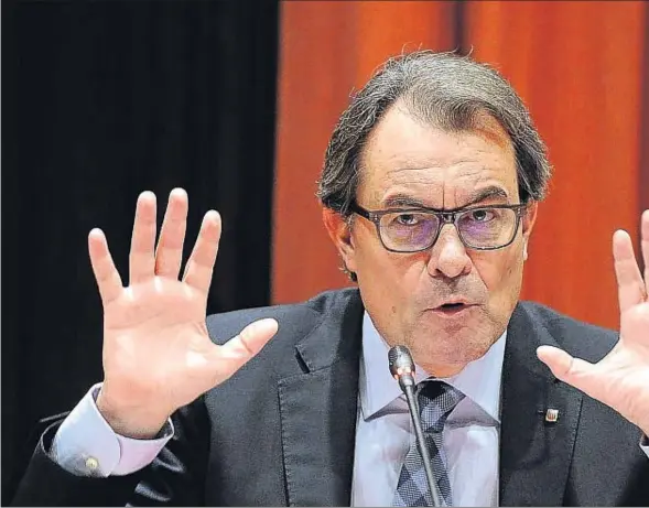  ??  ?? Artur Mas gesticula en un momento de su comparecen­cia de ayer en la diputación permanente del Parlament