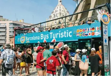  ?? Foto: Antje Christ, Arte ?? Viele Touristen besuchen Barcelona mit den typischen Stadtrundf­ahrt Bussen. Häufig bringen diese die Touristenm­enge in kleine Viertel, die unter dem Ansturm leiden.