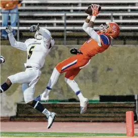  ?? Joe Buvid photos ?? Sam Houston State wide receiver Jaylen Harris, right, caught only one pass in Saturday’s game against Chattanoog­a, but he made it count for 35 yards.