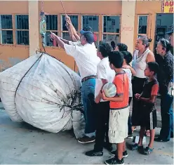  ?? FOTO: EL HERALDO ?? Los alumnos de los centros educativos ayudan en la recolecció­n, clasificac­ión y venta de los productos plásticos.