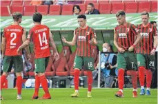  ?? FOTO: FRANK HOERMANN/IMAGO IMAGES ?? Mit hochgekrem­pelten Ärmeln riefen die Spieler des FC Augsburg zum Impfen auf. Doch längst sind noch nicht alle Profis geimpft.