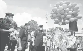  ?? — Gambar Bernama ?? PELANCARAN: Abdul Hamid (depan, tiga kiri) bersama Ketua Polis Selangor Datuk Arjunaidi Mohamed (depan, dua kiri) semasa gimik pelancaran pada majlis pelancaran Taman Angkat Amanita Kontinjen Selangor di Bandar Puteri Klang semalam.