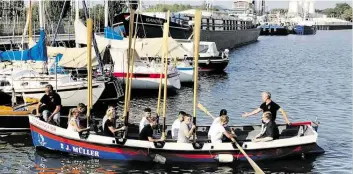  ?? BILD: J.MÜLLER ?? Ausbildung ahoi: Azubis von J. Müller beim Kutterpull­en im Hafen