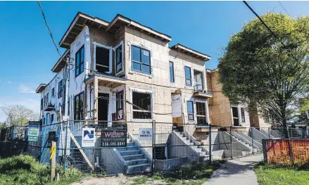  ?? DARREN STONE, TIMES COLONIST ?? Townhouse under constructi­on on Montreal Street in James Bay.