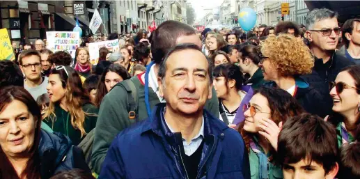  ??  ?? In piazza Il sindaco di Milano Beppe Sala, 60 anni, sabato durante la manifestaz­ione antirazzis­ta che si è svolta nel capoluogo lombardo