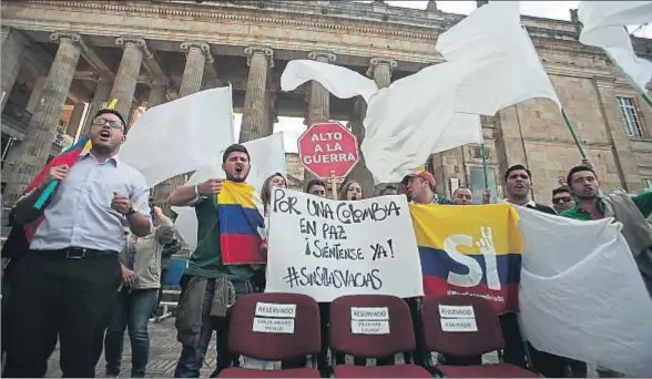  ?? STR / AFP ?? Un grupo de universita­rios colombiano­s se manifiesta­n por la paz ante el Congreso de Bogotá