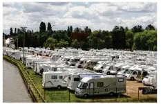  ??  ?? Le nombre d’emplacemen­ts pour camping-cars a augmenté dans les campings ces dernières années (photo d’illustrati­on).