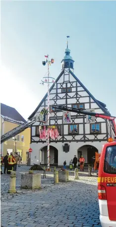  ?? Foto: Peter Bauer ?? Auf dem Krumbacher Marktplatz wurde am Mittwoch gewisserma­ßen der „Fasching abgebaut“. Die Gestaltung der Innenstadt wird für die Stadt vom Fachbüro Cima mit betreut.