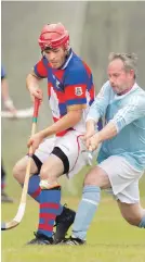  ?? Photograph: Neil Paterson ?? Lee Bain, Kingussie, shields the ball from Caberfeidh’s Graham MacGregor.